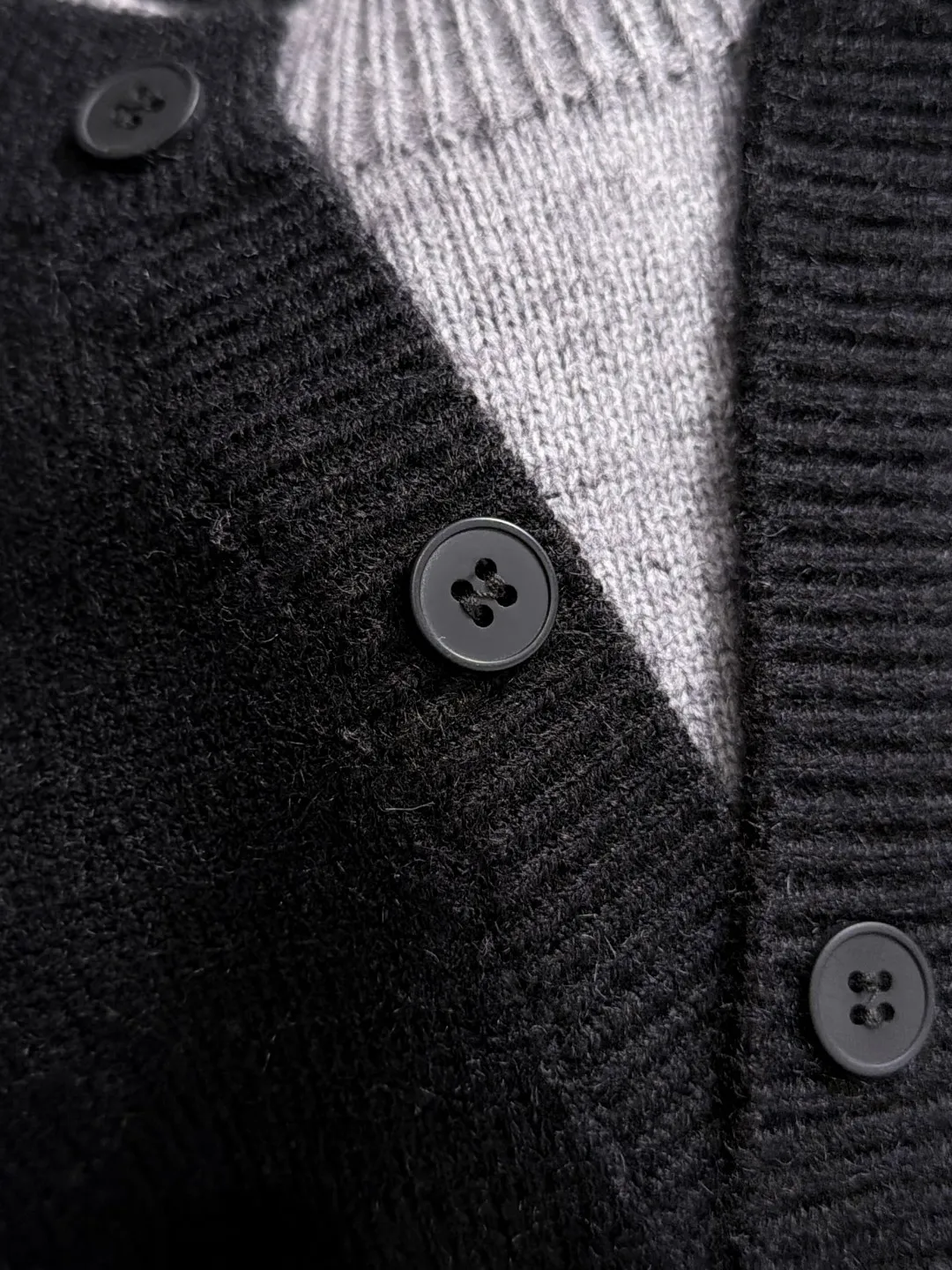 Next day shipping P195 Balenciaga high quality 2026 autumn and winter official website latest sweater, on sale at the same time at the counter Hot Sale! Specially made of wool blended fabric. It feels comfortable and can be directly in contact with the skin. The logo badge is exquisitely embroidered, which is extremely eye-catching! The details highlight the fashionable charm of big brands. Exquisite workmanship. Three-dimensional cutting style. The wearing effect is invincible and handsome! All three standards are complete! Sizes:M-3XL